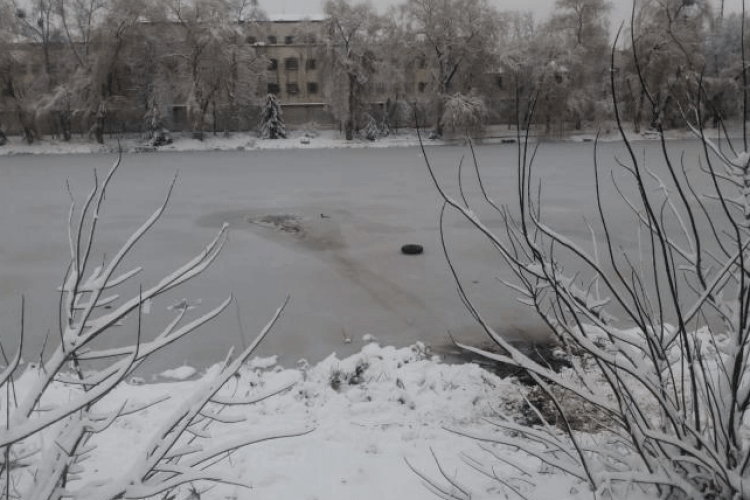 На Рівненщині під лід на ставку провалився чоловік (Фото)