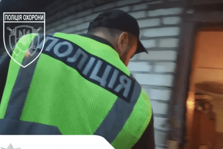 На Волині допомогли виснаженому дезорієнтованому чоловікові повернутися додому (Відео)