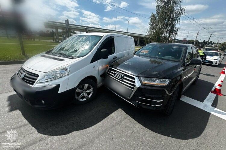 У Луцьку «поцілувались» два автомобілі