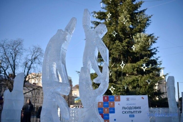 Уродженець Луцька виготовив із льоду дивовижну скульптуру у Львові