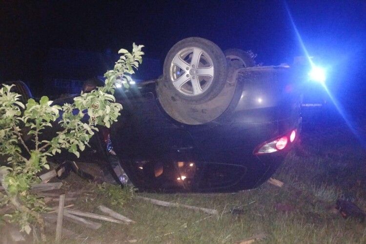 На Волині молодий керманич на «євроблясі» перевірив на міцність чужий паркан