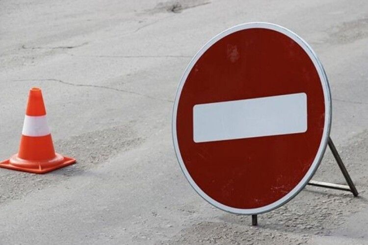 У Луцьку прибрали з перехрестя вантажівку, яка зламалася посеред руху (Відео)