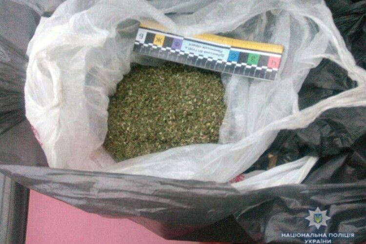 Мешканець Рівненщини перевозив у своєму авто майже кілограм наркотиків