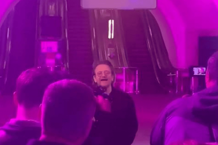 Легендарний Боно з U2 співає у київському метро (Відео)