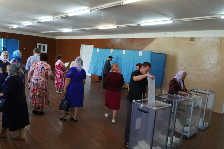 У Красноволі Маневицького району виборці активізувалися після церковної служби
