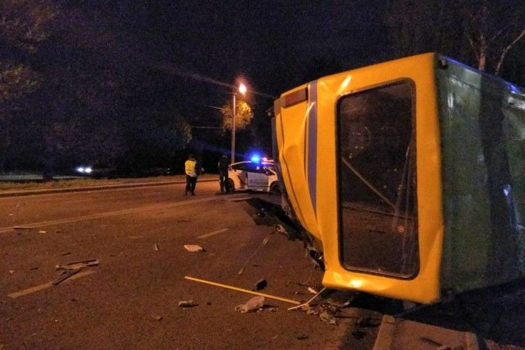 Lexus врізався у маршрутку, автобус перекинувся