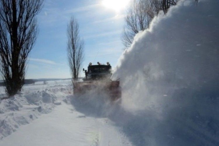 АТО: у відносне затишшя наші воїни розчистили від снігу шлях між Мар’їнкою і Красногорівкою (Відео)