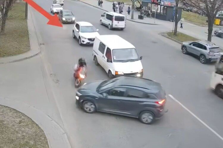 Мить неуважності: у Луцьку мотоцикліст зіткнувся з автівкою (Відео)