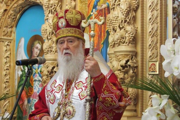Патріарх Філарет освятив паски для військових в АТО