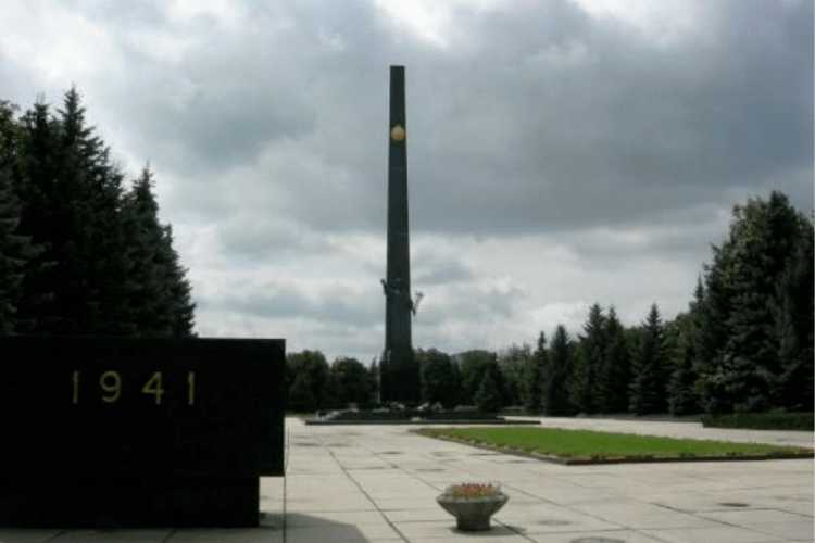 Лучанка вимагає змінити дати на вході до міського Меморіалу