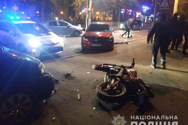У Рівному мотоцикл зіткнувся з двома автомобілями: двоє людей у лікарні