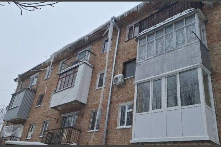 У Луцьку голову ОСББ зобов'язали негайно прибрати «рекордну» бурульку