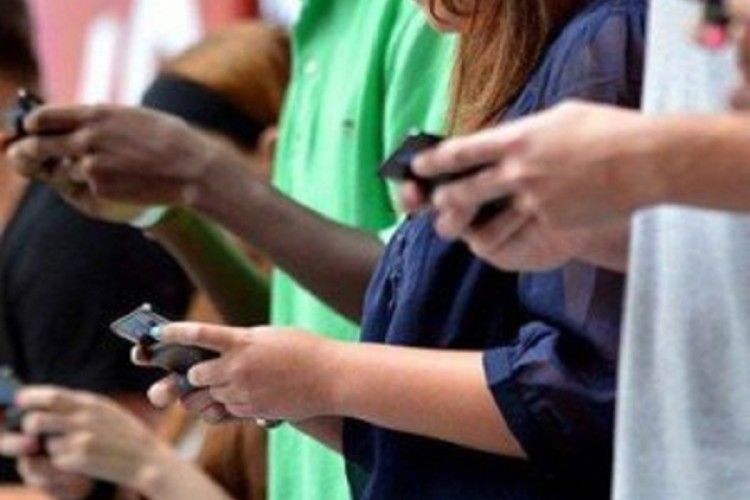 Назвали головну причину залежності від смартфонів