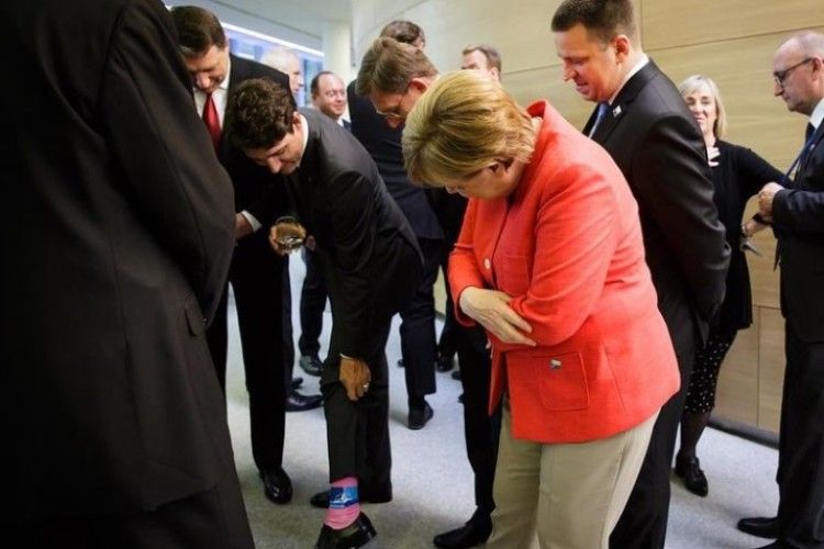 Прем’єр Канади підкорив канцлерку Німеччини... своїми шкарпетками (фото)