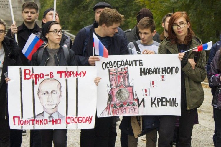 Росіяни виходять на акції протесту – поліцаї Путіна масово «пакують» незгодних