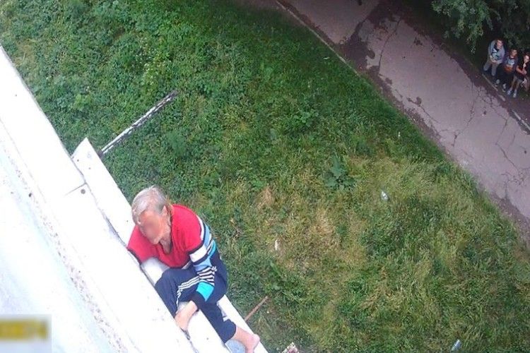 Патрульний врятував жінку літнього віку, яка звисала з дашка балкона