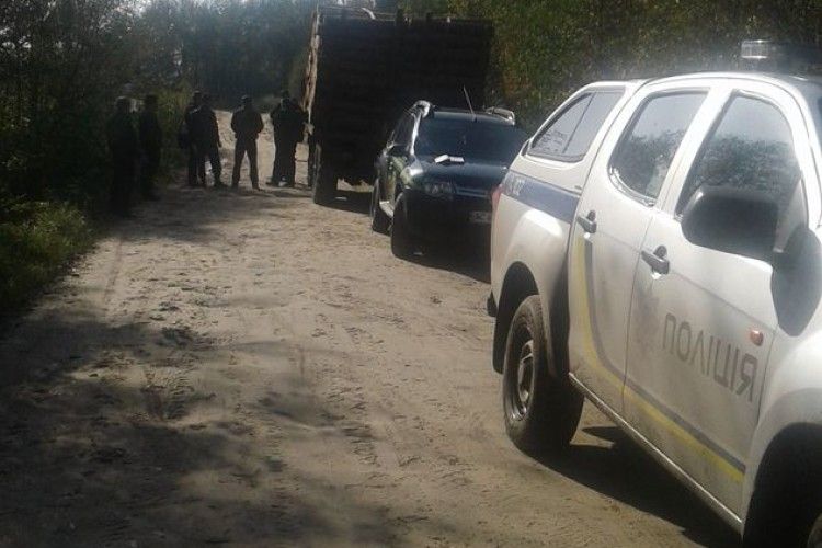 Через ймовірне порушення затримано вантажівки з деревиною Волинського військового лісгоспу