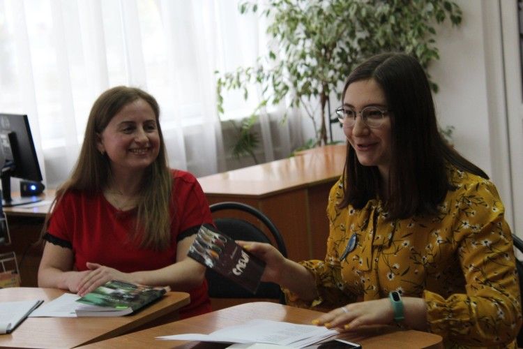 У Всесвітній день поезії з луцькими школярами спілкувалася поетка-журналістка Юлія Фінковська (фото)