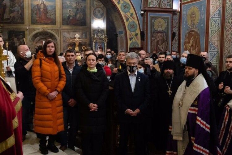 Порошенко з родинами загиблих на Майдані помолився за Героїв Небесної Сотні 