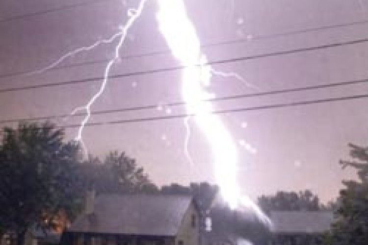 КУЛЬОВА БЛИСКАВКА ПОЦІЛИЛА У ХАТУ