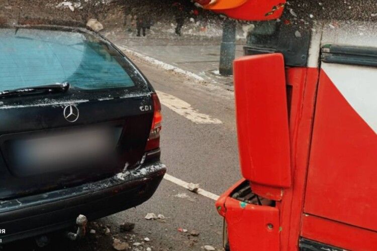 У центрі Луцька тролейбус врізався в легковий автомобіль (Відео)