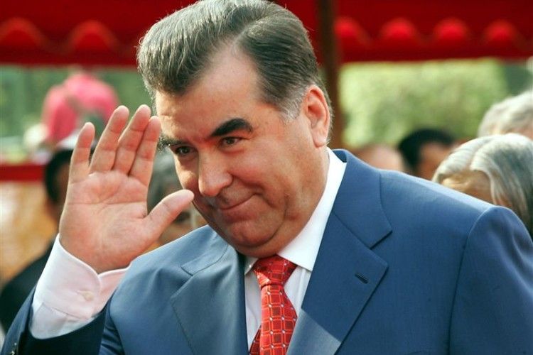 Нашим ще далеко: президент Таджикистану оголосив себе музейним експонатом