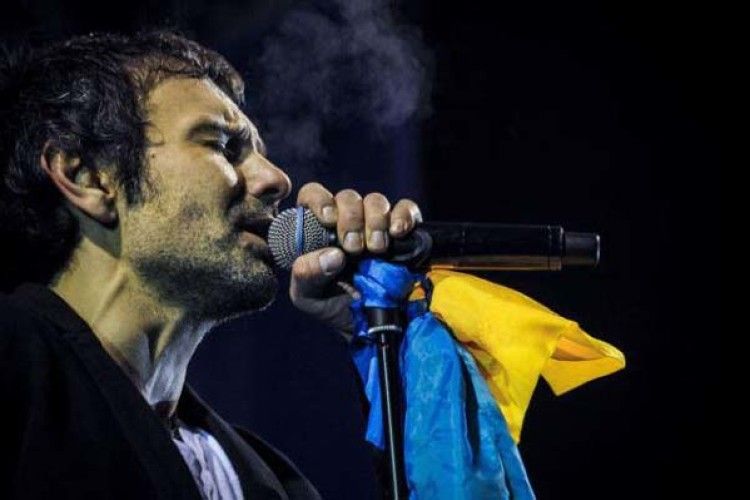 Вакарчук у Мінську заплакав, виконуючи пісню в пам’ять про вбитого журналіста Павла Шеремета… (Відео)