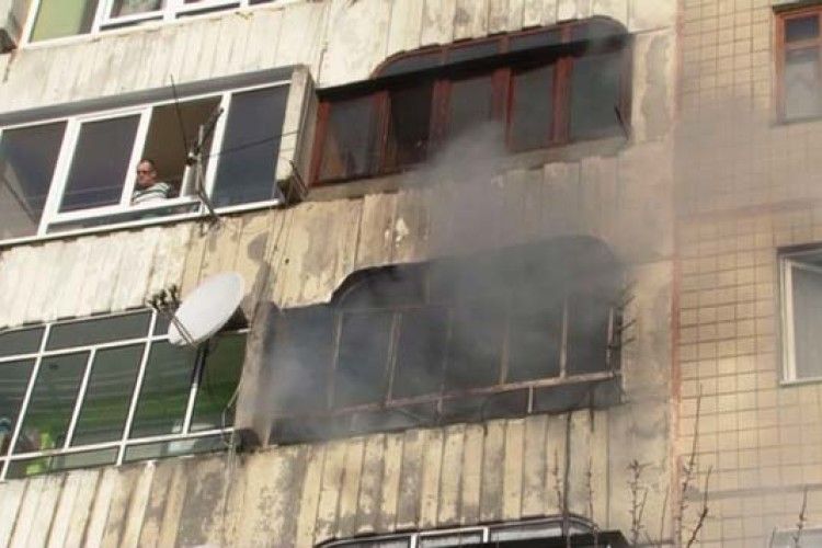 У львівській багатоповерхівці палала квартира: десятки людей евакуювали (ВІДЕО)