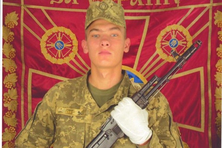 Волинянин Сергій – один з трьох на курсі, хто удостоївся фотографії на фоні прапора Академії сухопутних військ 