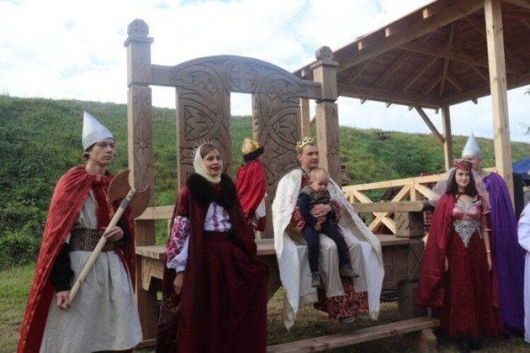Під час фестивалю на валах городища у Володимирі-Волинському представили найбільший трон