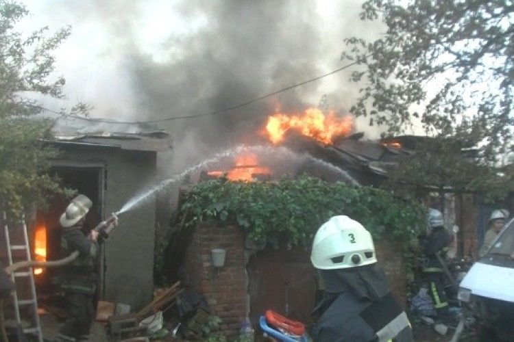 У Харкові вогнеборці ліквідували велику пожежу у багатоквартирному будинку (відео)
