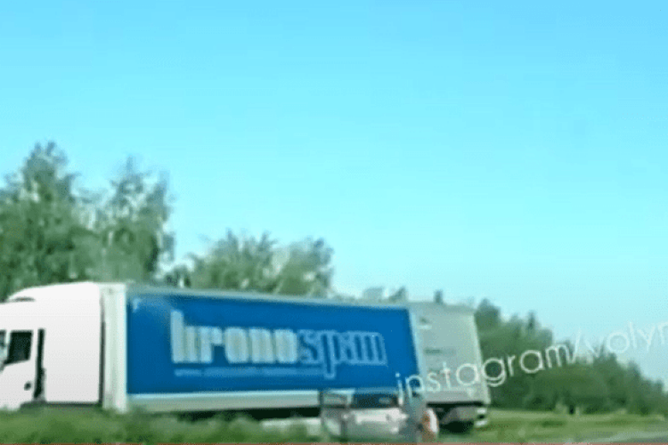 На Волині водій заснув за кермом і влетів у фуру (Відео)