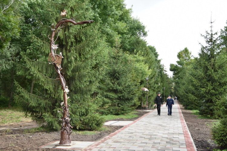 У Луцьку можна погуляти під унікальними ліхтарями (фото)