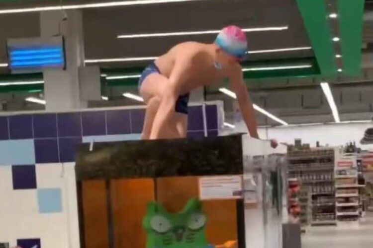 В одному із супермаркетів Херсона покупець зробив купці-купці в акваріумі з коропами (Відео)