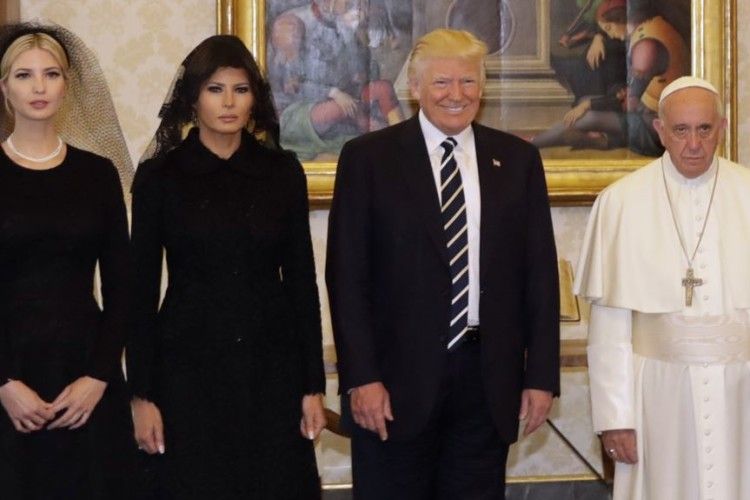 Папа Римський не знав куди тікати від Дональда Трампа?