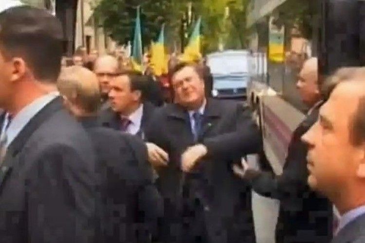 Рівно 14 років тому Янукович став жертвою курячого яйця