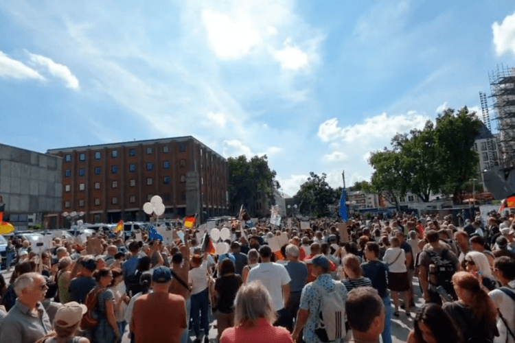 «Перестаньте підтримувати Україну»: у Німеччині росіяни вийшли на мітинг (Відео)