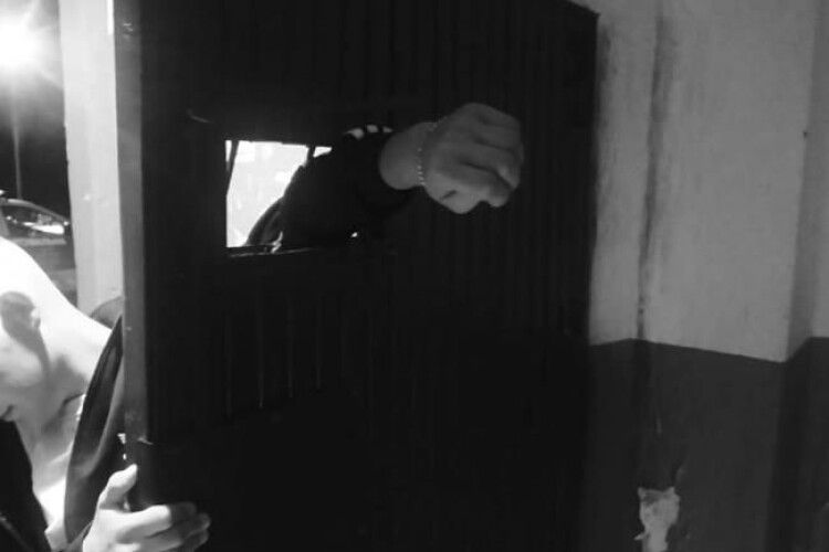 На Рівненщині чоловік не міг потрапити у під'їзд і застряг у дверях (Фото)