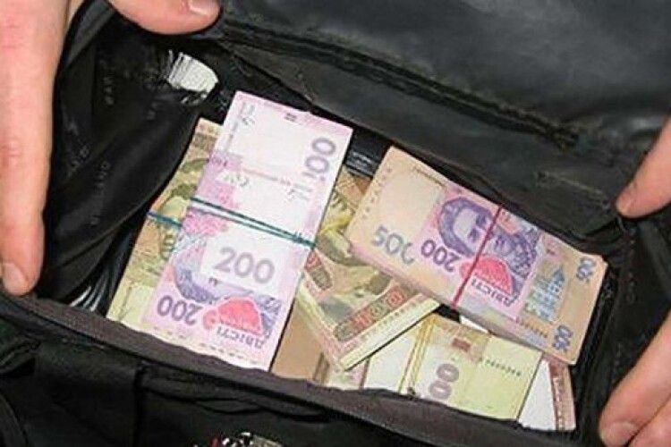 В українця вихопили на вулиці сумку з… мільйоном гривень