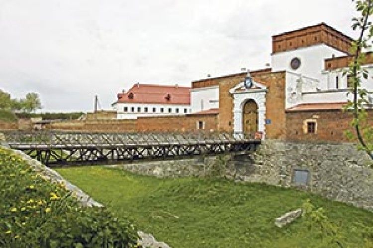 ПРИВИД КРАСУНІ ДОНИНІ БРОДИТЬ ДУБЕНСЬКИМ ЗАМКОМ