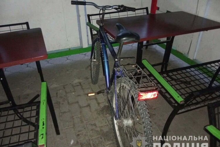 Дубнівський злодій забув велосипед біля піцерії, яку обікрав