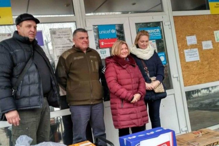 Ірина Геращенко передала бійцям спорядження, а жителям Авдіївки - гуманітарну допомогу