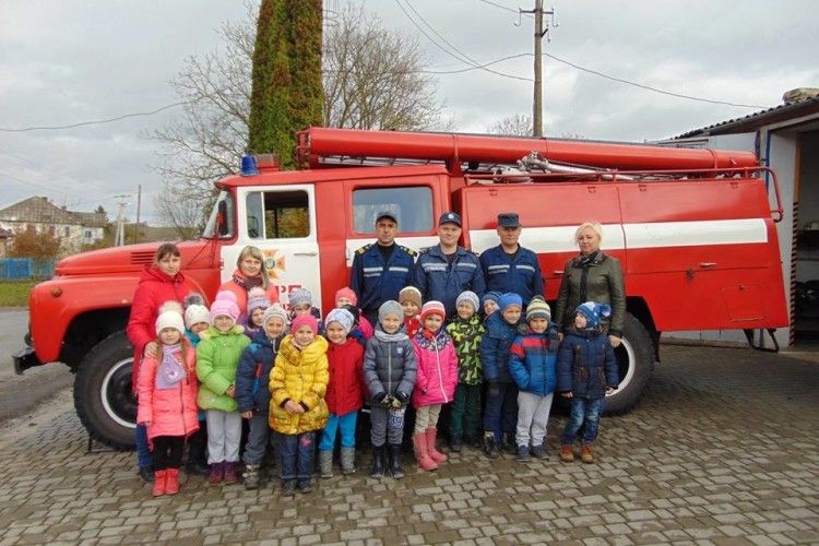 Дошкільнят навчали, як «драпати» із дитсадка у випадку пожежі (фото)