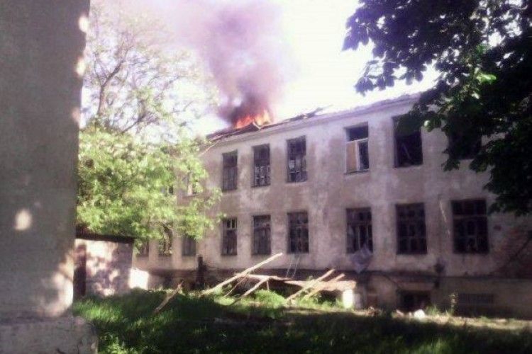 Терористи обстріляли лікарню, школу та житлові будинки в Красногорівці (фото)