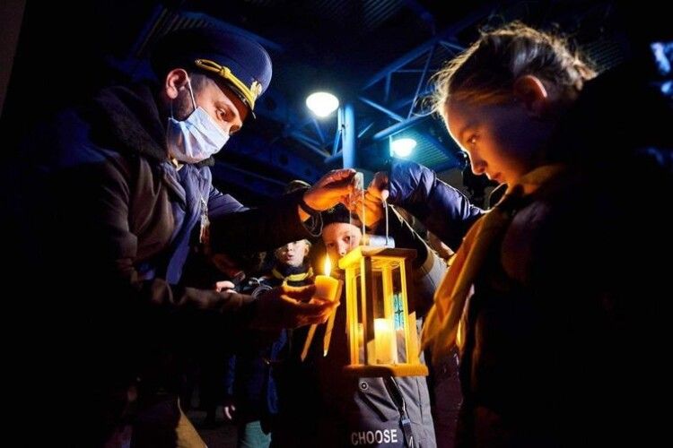 В Україну доставили Вифлеємський вогонь миру. Вперше регіонами його розвезе «Укрзалізниця»
