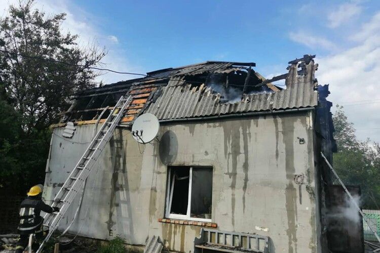 Жінка при надії: у сім'ї волинян згоріла хата, людям потрібна поміч