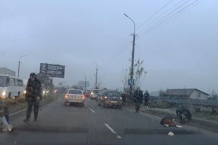 На Карпенка-Карого в Луцьку автівка збила двох школярок – одна з них у важкому стані без свідомості (Відео)