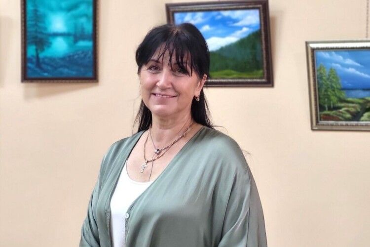 Ніколи не пізно творити: художниця-аматорка відкрила свою першу виставку в рідному місті на Волині