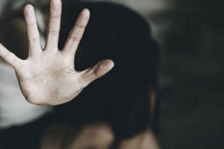 На Волині батько майже 10 років ґвалтував доньку, його оголосили у міжнародний розшук