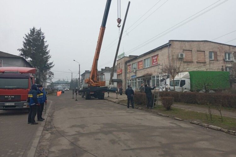 У Маневичах замінили аварійний стовп (Фото)